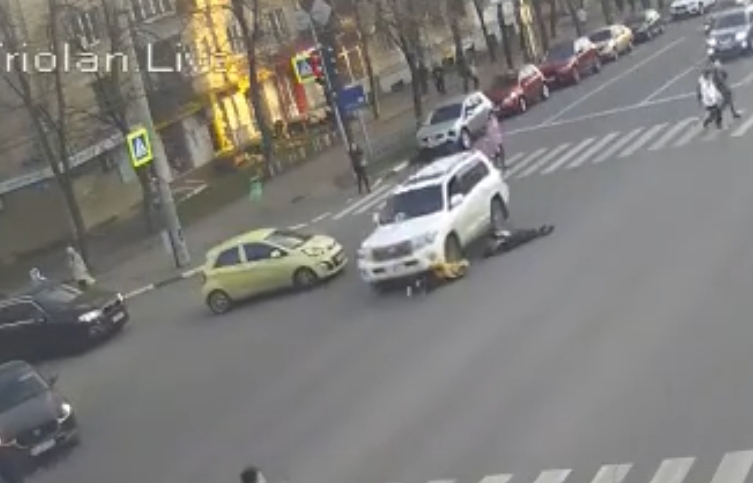 В Харькове внедорожник поехал на «красный» и сбил группу детей на пешеходном переходе (видео 18+)
