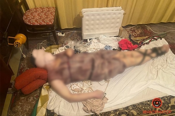 В Днепре в закрытой квартире нашли мертвым связанного мужчину (фото 18+)