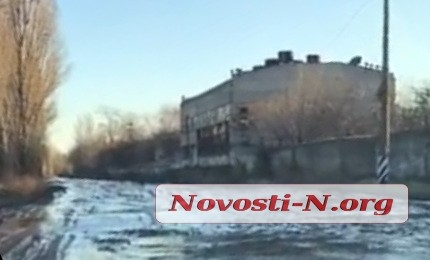 В Николаеве многострадальная ул. Индустриальная превратилась в непроходимое болото