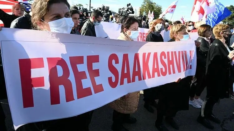 Жители Тбилиси устроили митинг в поддержку Саакашвили  - требуют перевести его в клинику
