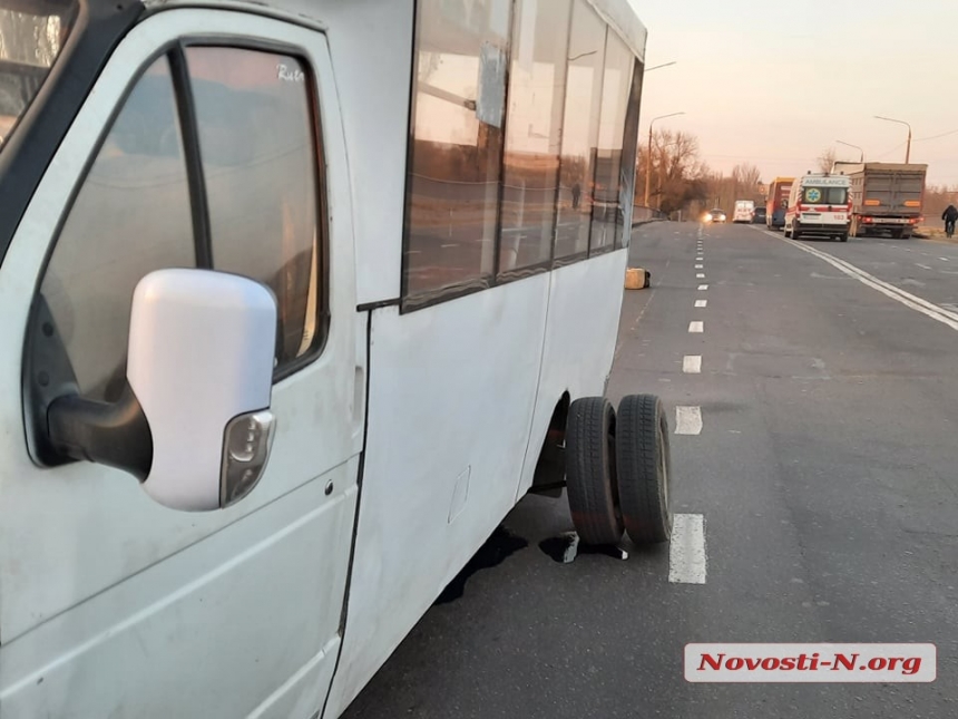 В Николаеве у маршрутки на ходу отвалилось колесо