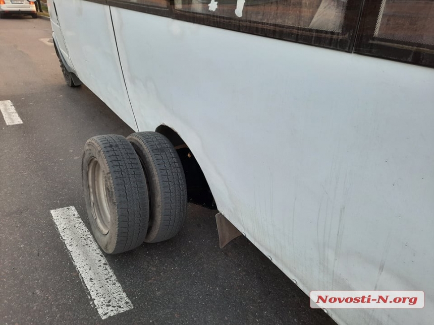 В Николаеве у маршрутки на ходу отвалилось колесо