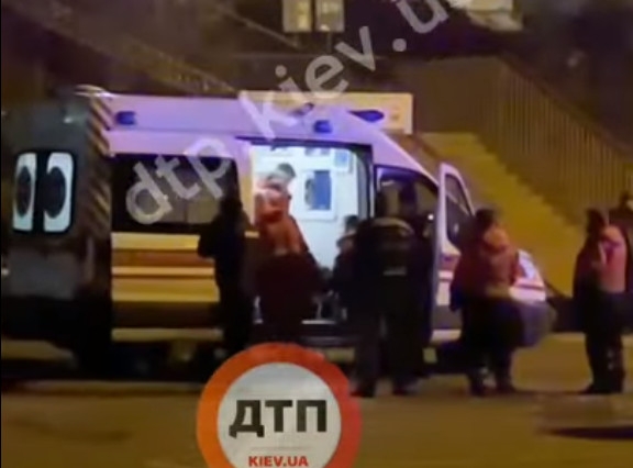 Получил удар током и загорелся: в Киеве пострадал 18-летний зацепер (видео)