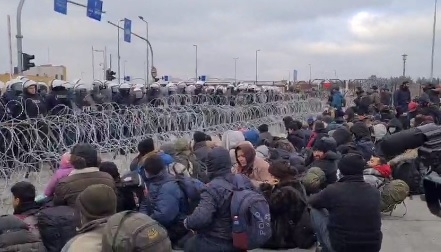 Белорусские мигранты пошли на штурм границы в окружении силовиков (видео)