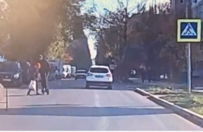 В Южноукраинске мужчина на электросамокате сбил бабушку на переходе (видео)