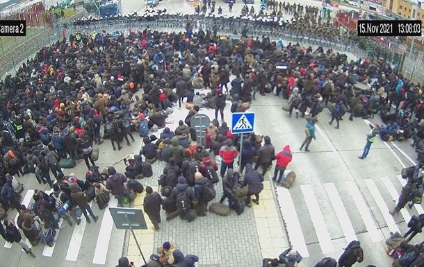 На границе с Польшей против мигрантов применили водометы (видео)