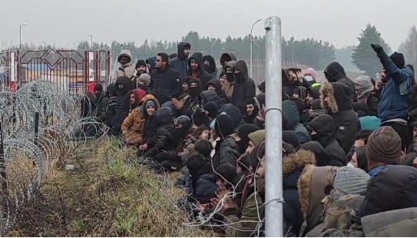 На польско-белорусской границе мигранты стали на колени