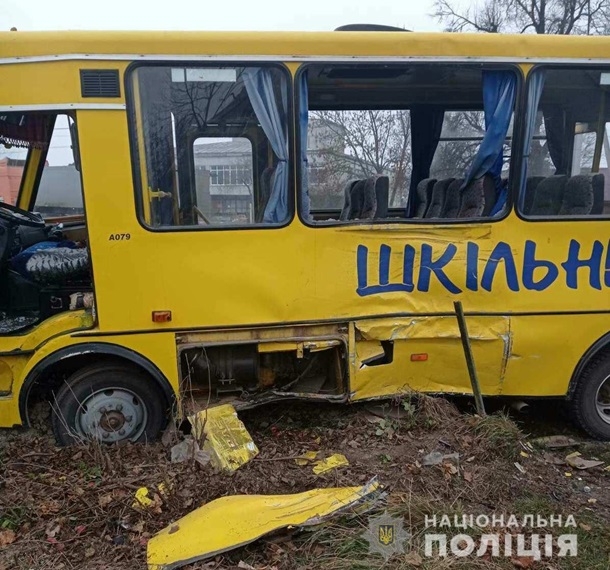 Во Львовской области столкнулись школьный автобус и грузовик - пострадало 8 детей