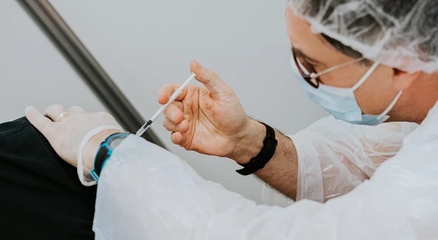 В Ужгороде открыли анонимный кабинет вакцинации для людей с поддельными COVID-сертификатами