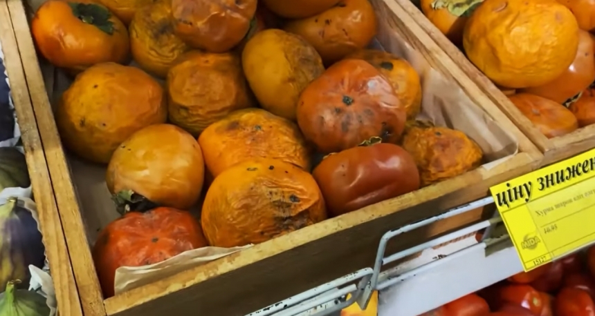 В Николаеве проверили популярные супермаркеты: «просрочка», моль в крупе и фрукты с плесенью (видео)