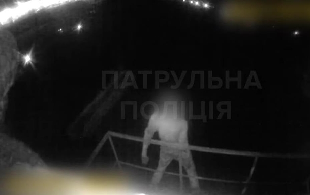 В Сумах патрульные отговорили мужчину от прыжка с моста (видео)