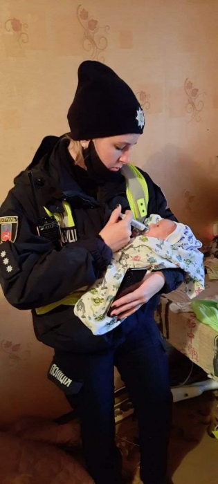 Патрульные спасли младенца от удушения — на нем заснула пьяная мать