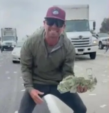В Калифорнии по трассе разлетелись тысячи долларов из инкассаторского грузовика (видео)
