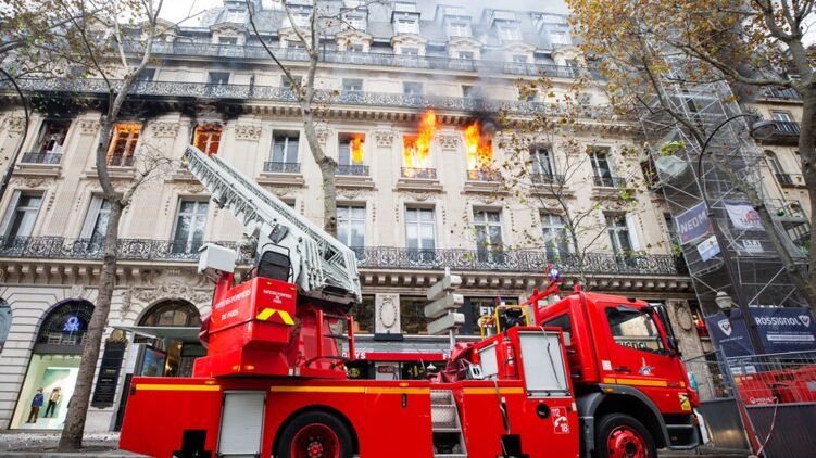 В центре Парижа полыхал масштабный пожар (видео)