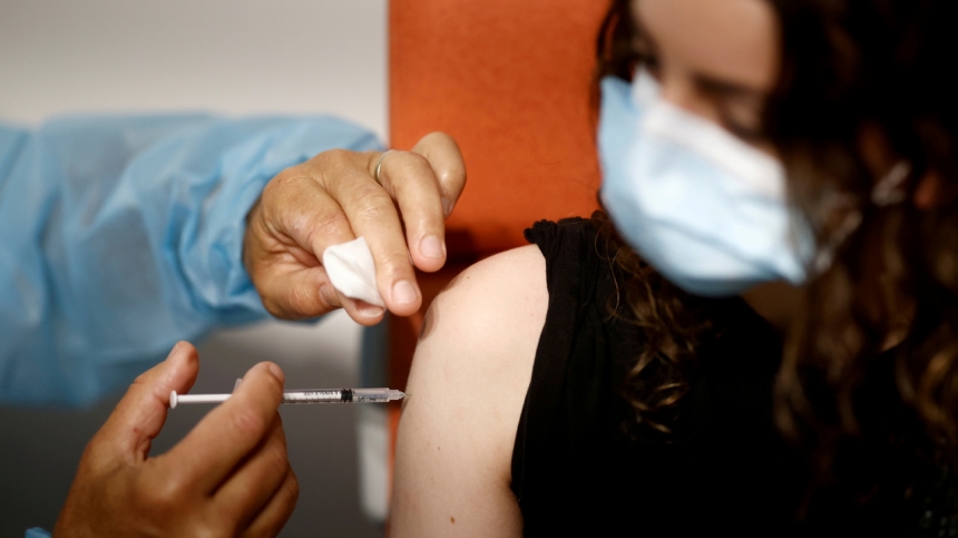 Великобритания решила не вводить обязательную вакцинацию населения
