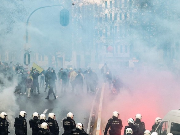 В Брюсселе полиция применила слезоточивый газ на акции протеста (видео)