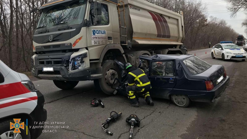 В Кривом Роге «Таврия» влетела под грузовик: один человек погиб, еще один - травмирован