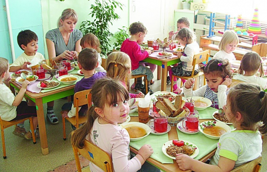 В Николаеве депутат выступил за право школ и детских садов готовить для детей самостоятельно