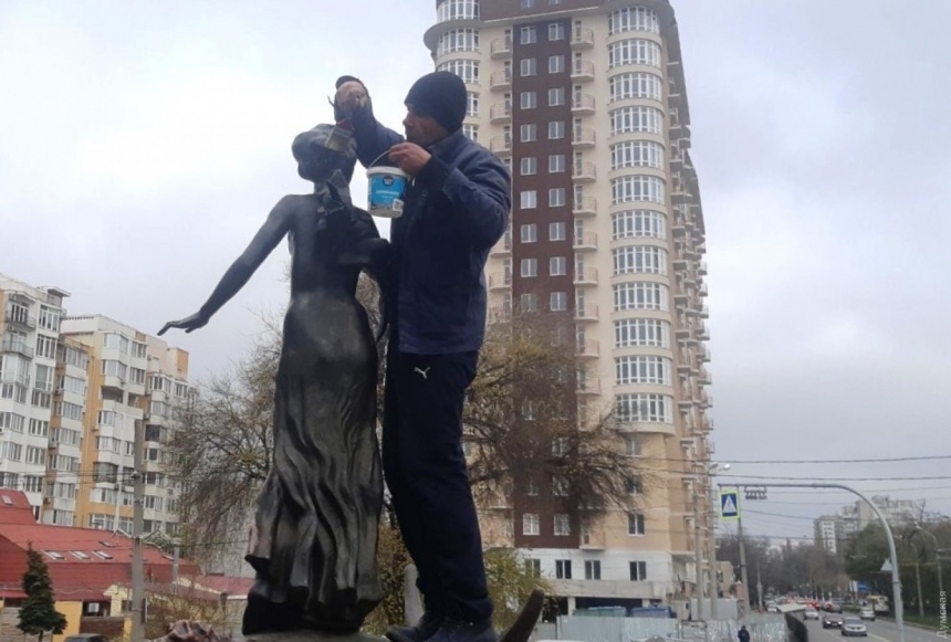 В Одессе памятники покрыли ативандальным составом, чтобы защитить от граффити