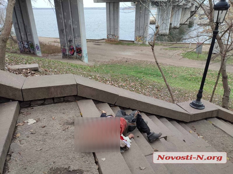 На ступеньках в центре Николаева найден труп мужчины