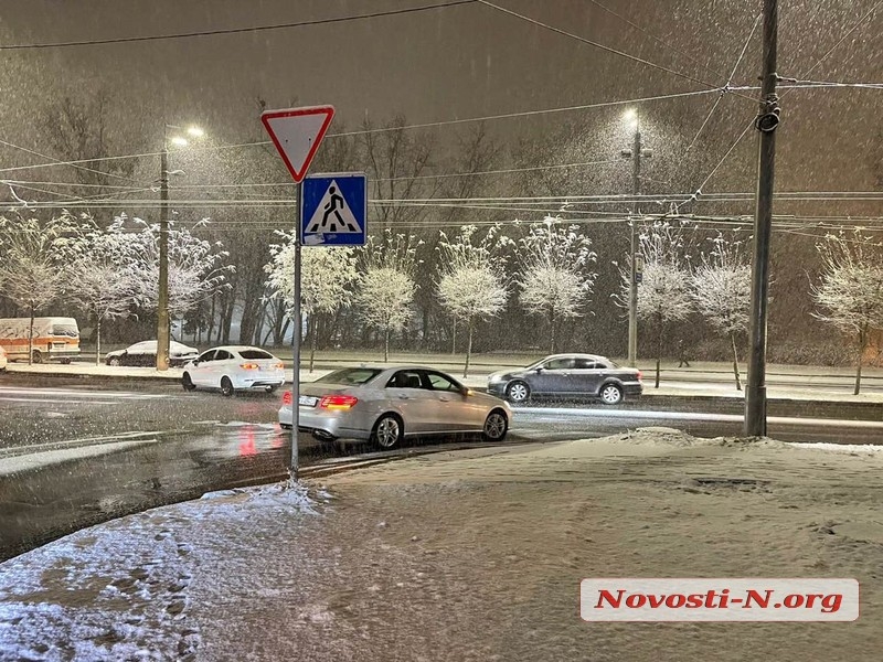 Киев засыпал первый снег: столицу парализовало пробками (фото)