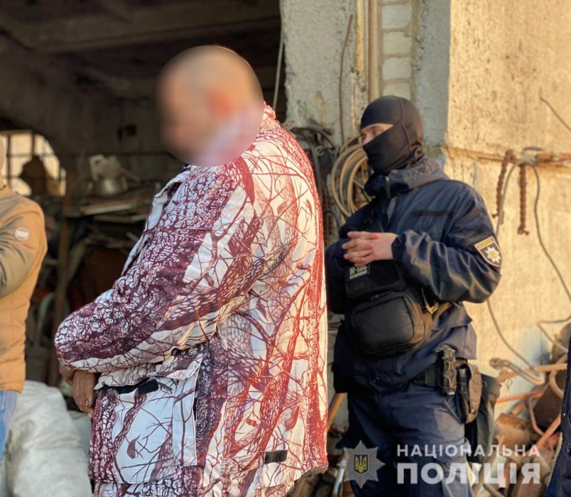У жителя Николаевской области обнаружили арсенал оружия и наркотики