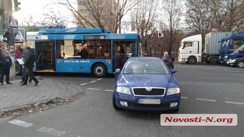 Появилось видео момента столкновения троллейбуса и легковушки в Николаеве