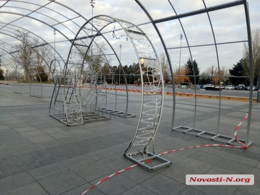 Праздник приближается: в Николаеве на Серой площади устанавливают новогодние инсталляции