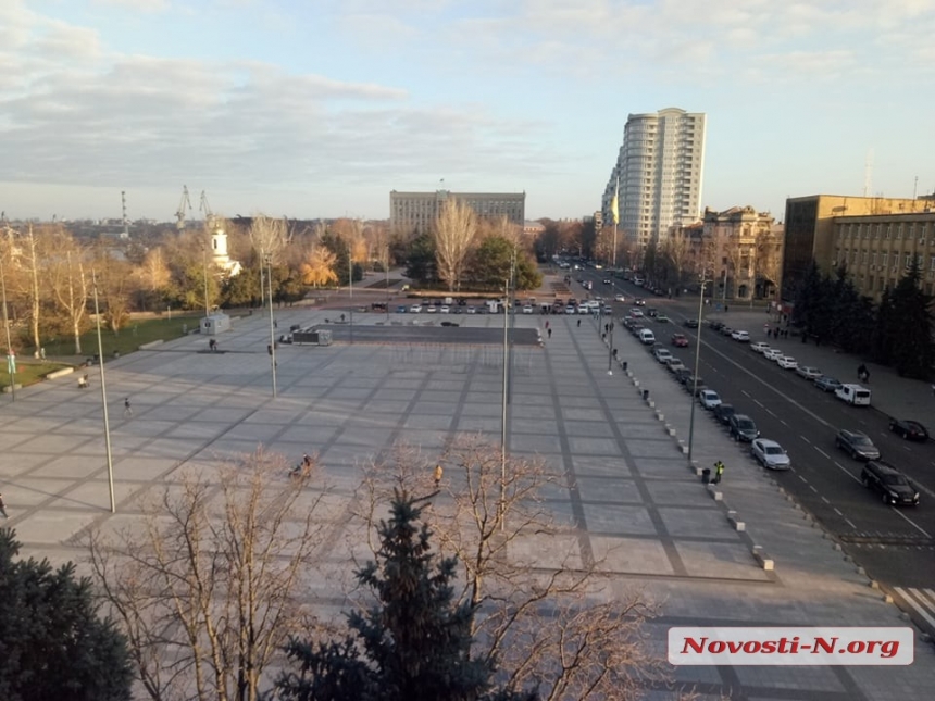 Праздник приближается: в Николаеве на Серой площади устанавливают новогодние инсталляции