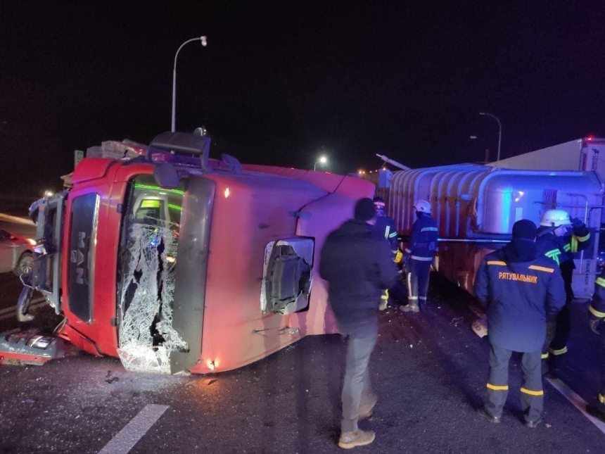 Масштабное ДТП в Харьковской области: грузовик «раздавил» такси, погибли люди