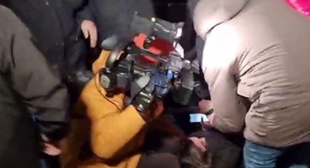 В давке у кортежа президента сбили с ног журналистку (видео)
