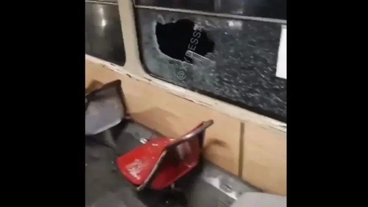 В Одессе неизвестные бросили в окно трамвая стеклянную банку - пострадал пассажир