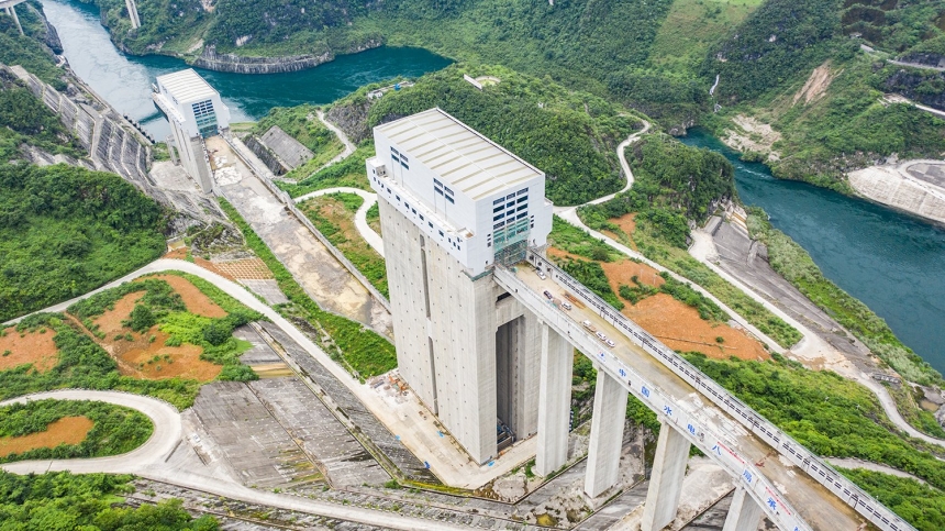 Самый большой лифт для подъема судов запустили в Китае (видео)