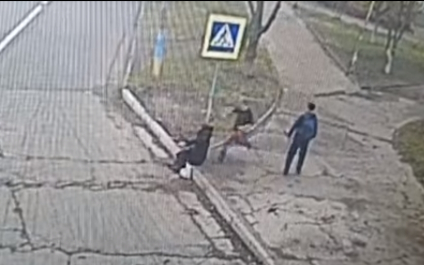 Жительницу Южноукраинска средь бела дня избил ногами неизвестный (видео)
