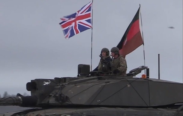 Глава МИД Великобритании прокатилась на танке в поддержку Украины (видео)