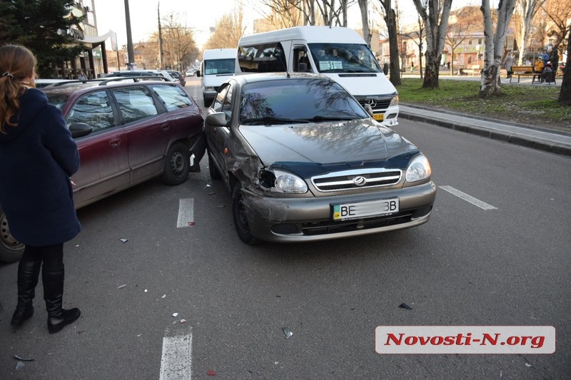 В центре Николаева девушка на ЗАЗ врезалась в припаркованную «Нубиру»