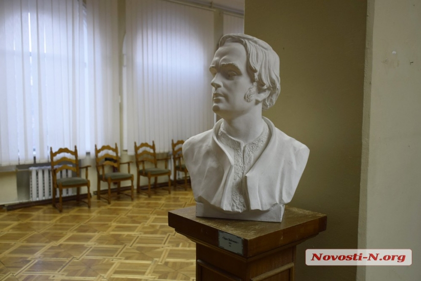 Известный скульптор подарил николаевскому музею бюст Шевченко и картины с «культурным кодом»   