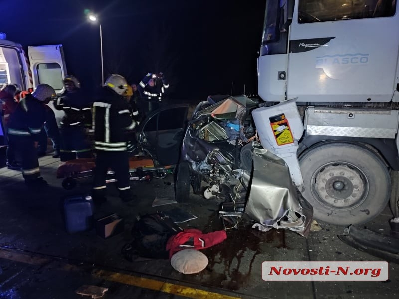 На въезде в Николаев фура раздавила «Ланос»: водителя из авто извлекали спасатели