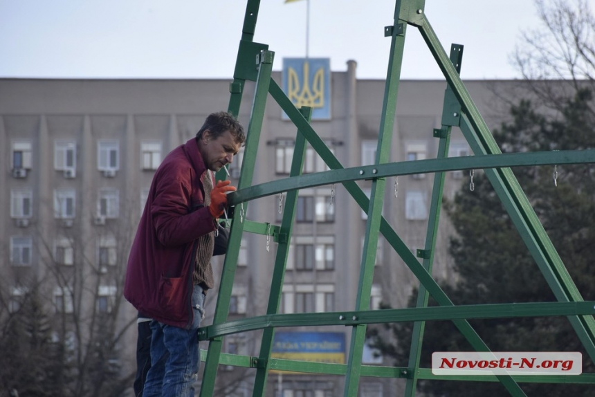 В Николаеве начали устанавливать главную городскую елку (фото)
