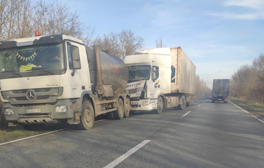 На дороге Одесса – Николаев столкнулись две фуры: трасса частично перекрыта