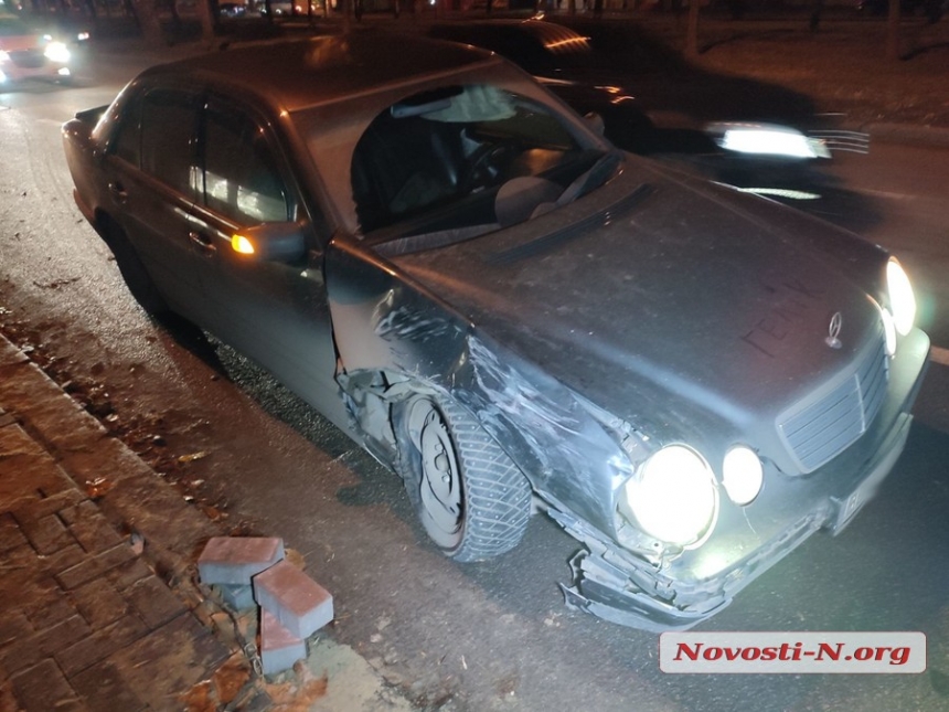В центре Николаева столкнулись три автомобиля: на проспекте пробка