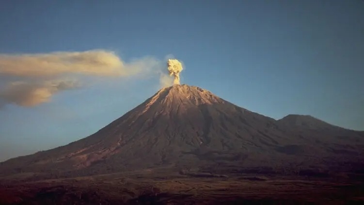 Огромный вулкан  проснулся в Индонезии: жители спасаются бегством (видео)