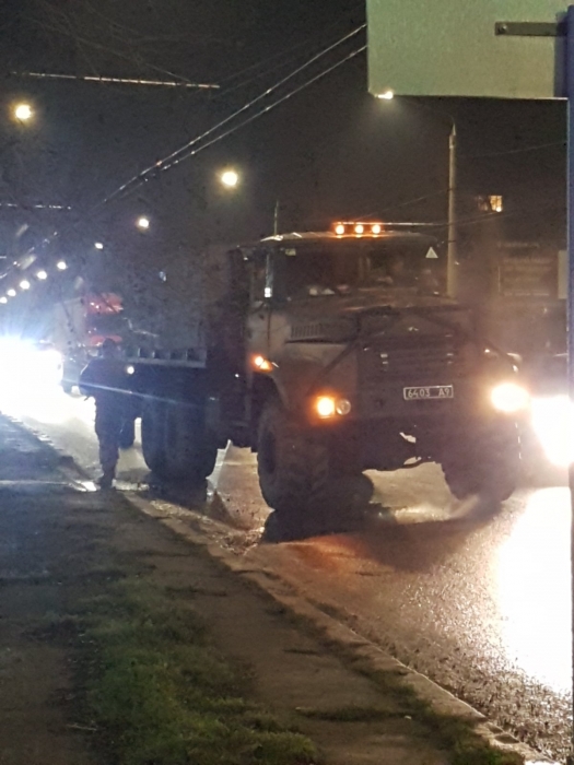 В Николаеве армейский грузовик врезался в пушку (видео)