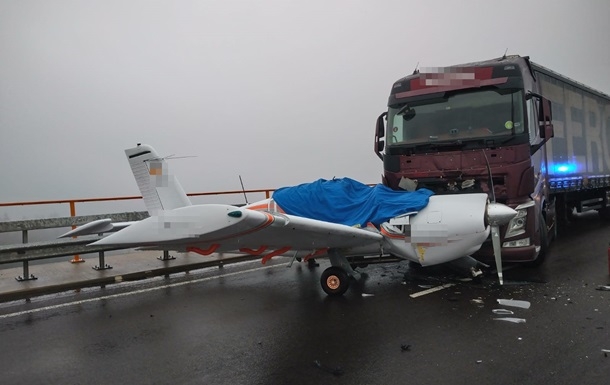 В Германии самолет сел на мост и попал в ДТП (видео)