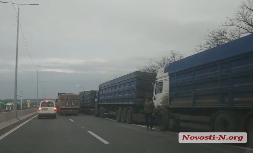 На въезде в Николаев скопились фуры (видео)