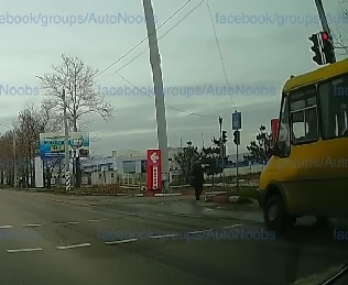 В Николаеве снова засняли маршрутку, проезжающую на «красный» (видео)