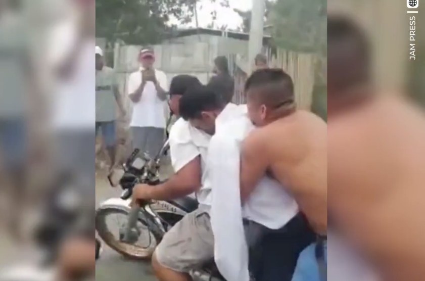 Тело умершего парня  достали из гроба и прокатили на мотоцикле (видео)