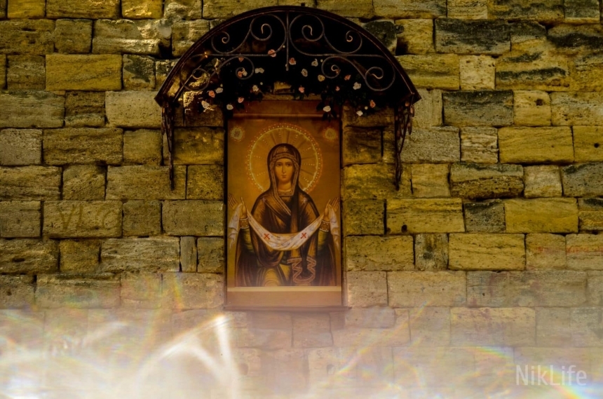 В стене на Ингульском спуске в Николаеве вновь появилась икона