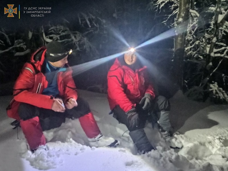 В Карпатах вторые сутки ищут заблудившегося туриста, который уехал на снегоходе и пропал
