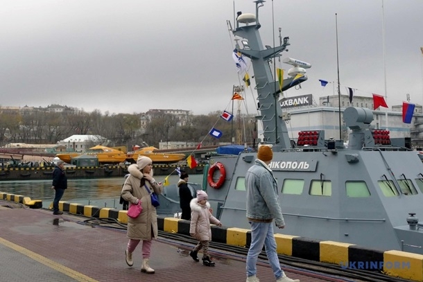 В морпорту Одессы организовали показ военной техники - к 30-летию ВСУ (фото)